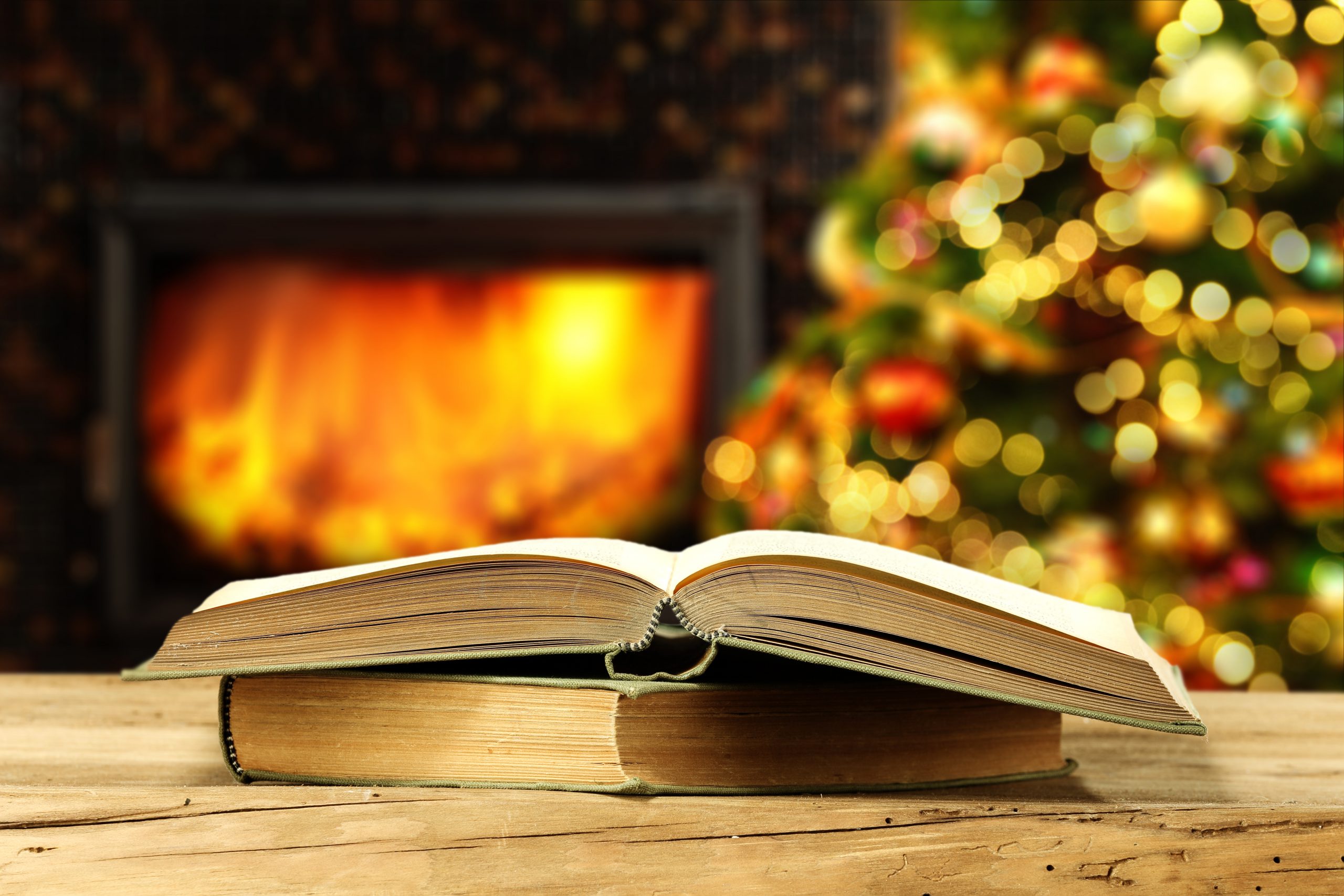 A book to read on holidays. Фото открытой книги. Стол «книга». Фон по Рождеству с книгой. Рождество книга фон.